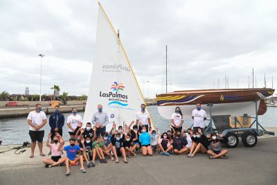 La ciudad lleva a la Península un bote de vela latina canaria para promocionar el destino a través de su deporte vernáculo