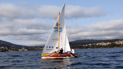 Un bote de Vela Latina Canaria dominando la ría gallega